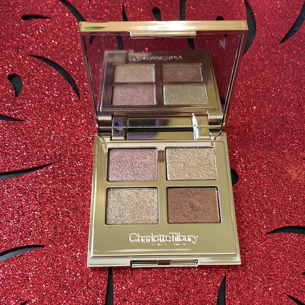 Charlotte Tilbury - Celestial Pearl Luxury Palette of
Pearls Eyeshadow Palette